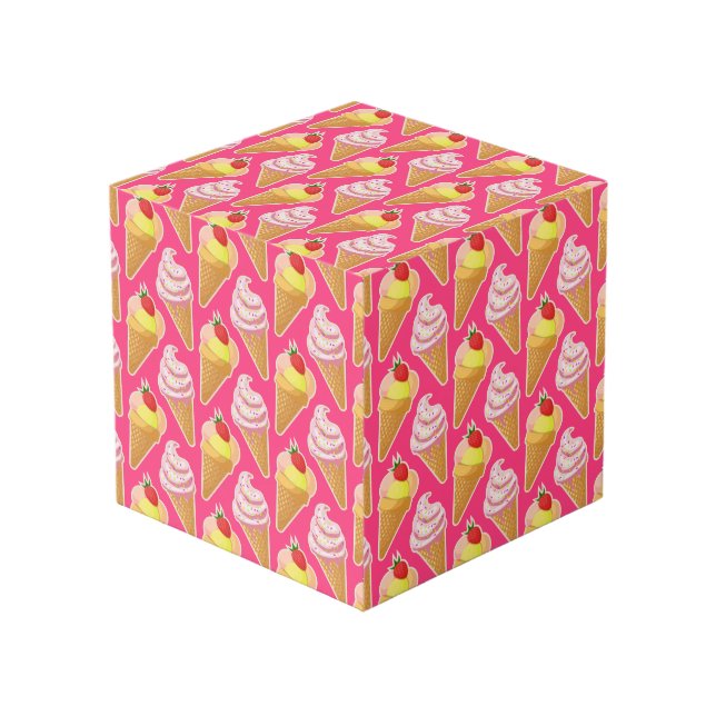 Kawaii-rosa Muster mit Erdbeereis Würfel (Vorderseite Schrägansicht)
