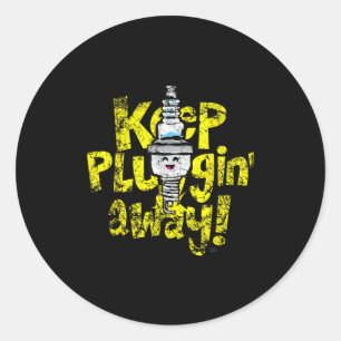 Kawaii Spark Plug-Behalt-Pluggin Away Motivierend  Runder Aufkleber