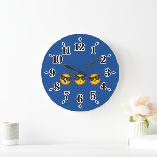 Kawaii Sun mit Sonnenbrillen Happy Emoji Faces Große Wanduhr