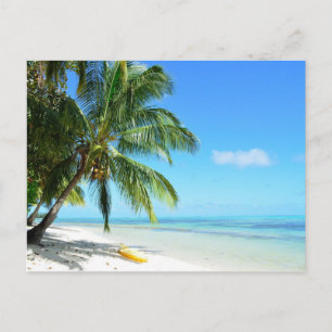 Kayak jaune sur la carte postale de plage de sable