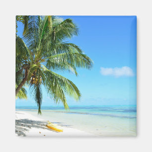 Kayak jaune sur un aimant de plage de sable blanc