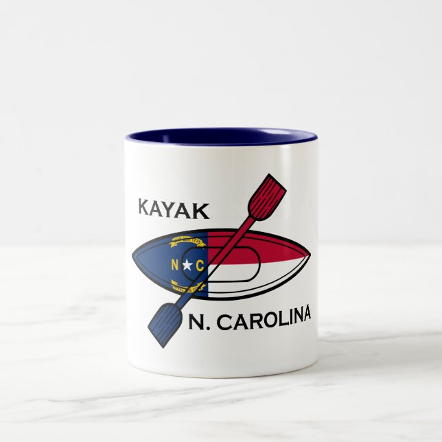 Kayak North Carolina Flag Zweifarbige Tasse (Mittel)