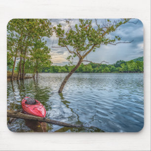 Kayak schwimmend am Tischtennissee Mousepad