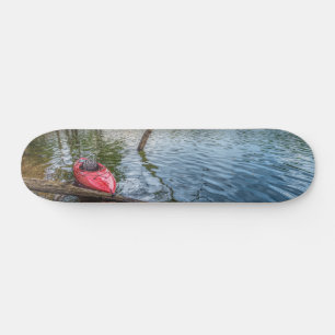 Kayak schwimmend am Tischtennissee Skateboard