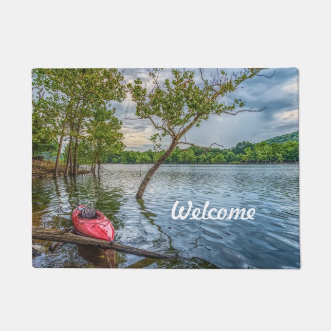 Kayak schwimmend auf Tafelfelsen See Welcome Mat Fußmatte (Vorderseite)