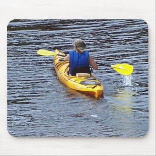 Kayaking hinunter den Fluss Mousepad