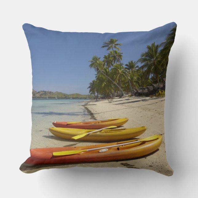 Kayaks am Strand, Plantation Island Resort Kissen (Vorderseite)