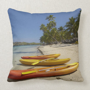 Kayaks am Strand, Plantation Island Resort Kissen