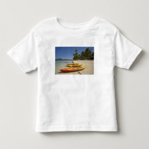 Kayaks am Strand, Plantation Island Resort Kleinkind T-shirt