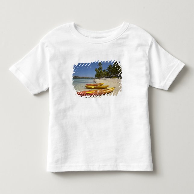 Kayaks am Strand, Plantation Island Resort Kleinkind T-shirt (Vorderseite)