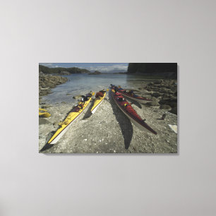 Kayaks auf Dicebox Island, Broken Island Group, Leinwanddruck
