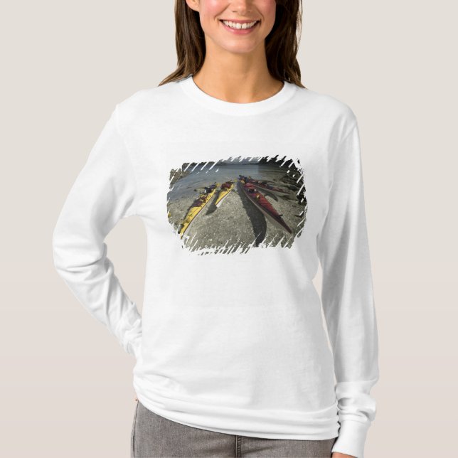 Kayaks auf Dicebox Island, Broken Island Group, T-Shirt (Vorderseite)