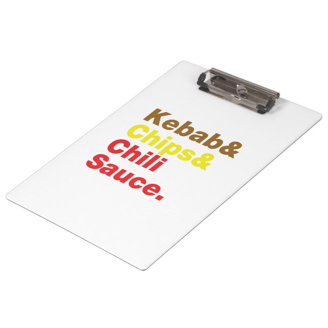 Kebab & Chips & Chili Sauce. Klemmbrett (Schrägansicht)