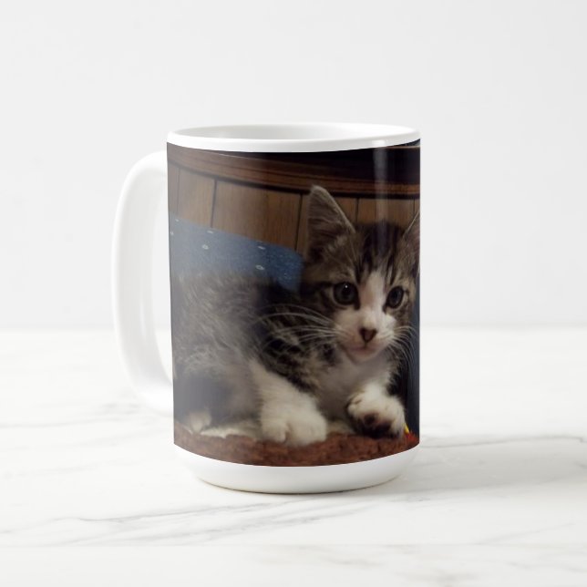 Keeno auf der Couch-Tasse Kaffeetasse (Vorderseite Links)