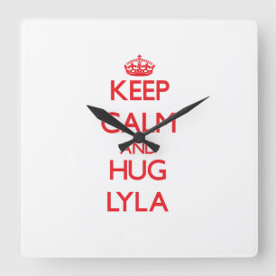 Keep Calm and Hug Lyla Quadratische Wanduhr