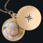 Keepake Baby Foto Medaillon<br><div class="desc">Fügen Sie Ihrem neuen Baby das Foto zu dieser süßen,  vergoldeten Halskette für ein einzigartiges Geschenk für Familie oder sich selbst. Großeltern werden diesen besonderen Pfeiler ihres neuen Enkelkindes Liebe geben!</div>