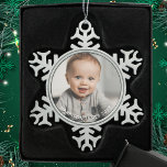 Keepake Baby Foto Personalisiert Schneeflocken Zinn-Ornament<br><div class="desc">Fügen Sie Ihrem Kind das Baby Foto,  Name und Jahr,  um diesen Schmuck für ein einzigartiges,  schönes Geschenk für die Familie anpassen. Großeltern werden diesen besonderen Sake Liebe! Einfach zu personalisieren und geschenkbereit!</div>
