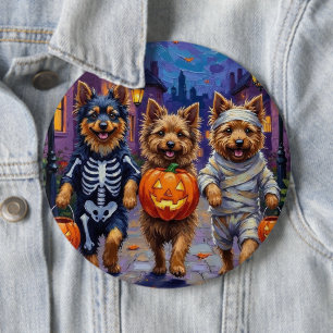 Keeshond beim Trick-or-Treat in Halloween-Kostümen Button