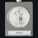 Keeshond Christmas Snowman Painting Dog Art Banner-Ornament Silber<br><div class="desc">Keeshond Weihnachten Snowman Hund Portrait, Original-Bild. Wir sind auf niedliche und lustige Originalkunst spezialisiert, die wir für Sie selbst oder als Geschenk für Ihre Keeshond-Freunde kaufen können. Seien Sie kreativ - klicken Sie auf KENNEN, um Text hinzuzufügen/zu entfernen/zu ändern, das Bild zu verändern, Farben zu ändern oder alles andere, was...</div>