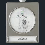 Keeshond Christmas Snowman Painting Dog Art Banner-Ornament Silber<br><div class="desc">Keeshond Weihnachten Snowman Hund Portrait, Original-Bild. Wir sind auf niedliche und lustige Originalkunst spezialisiert, die wir für Sie selbst oder als Geschenk für Ihre Keeshond-Freunde kaufen können. Seien Sie kreativ - klicken Sie auf KENNEN, um Text hinzuzufügen/zu entfernen/zu ändern, das Bild zu verändern, Farben zu ändern oder alles andere, was...</div>