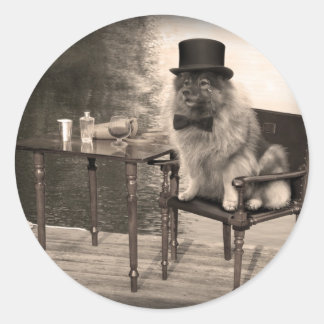 Keeshond Gentleman's Afternoon Runder Aufkleber