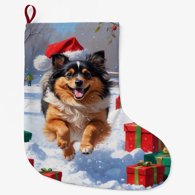Keeshond Hund läuft im Schnee mit Weihnachtshut Großer Weihnachtsstrumpf (Vorderseite)