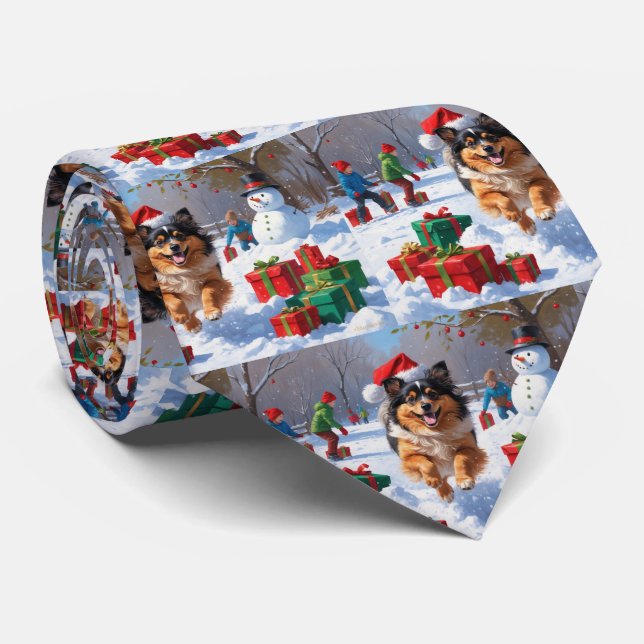 Keeshond Hund läuft im Schnee mit Weihnachtshut Krawatte (Gerollt)