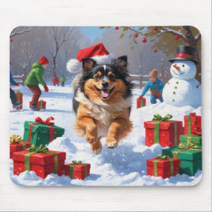 Keeshond Hund läuft im Schnee mit Weihnachtshut Mousepad
