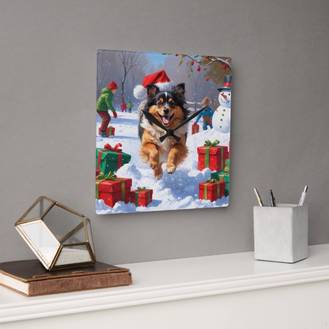Keeshond Hund läuft im Schnee mit Weihnachtshut Quadratische Wanduhr (Büro)