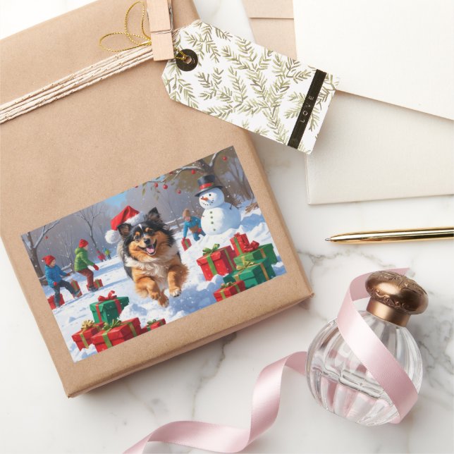 Keeshond Hund läuft im Schnee mit Weihnachtshut Rechteckiger Aufkleber (Schenken)