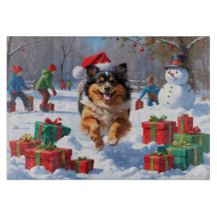 Keeshond Hund läuft im Schnee mit Weihnachtshut Schneidebrett