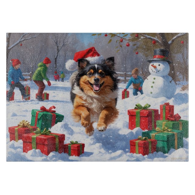 Keeshond Hund läuft im Schnee mit Weihnachtshut Schneidebrett (Vorderseite)