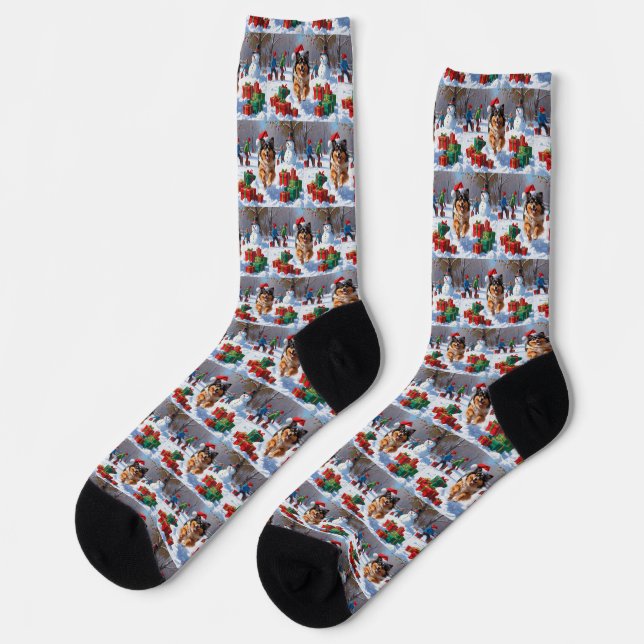 Keeshond Hund läuft im Schnee mit Weihnachtshut Socken (Linkes Detail)