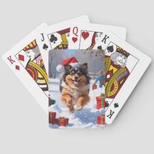 Keeshond Hund läuft im Schnee mit Weihnachtshut Spielkarten