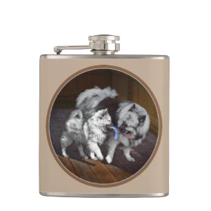 Keeshond Playtime Malerei - Niedliche Original Dog Flachmann