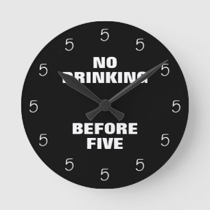 Kein Drink vor fünf lustigen Büros Neuheit Runde Wanduhr