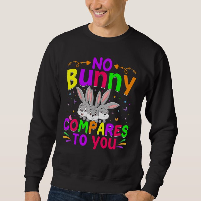 Kein Hase im Vergleich zu einem glücklichen Ostert Sweatshirt (Vorderseite)