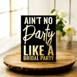Kein Party Funny Bridesmaid Vorschlag Folie Einladungspostkarte<br><div class="desc">Pop die Frage mit dem Flair mit unserer Bridesmaid Vorschlagskarte! Mit dem lustigen Zitat "Ain’t no Party like a Brautparty" in einem spielerischen Mix aus feinem Sans Serif und modernen Pinsel Script-Schriftart,  ist es der perfekte Weg,  Ihre Freunde fragen,  sich an dem Vergnügen zu beteiligen.</div>