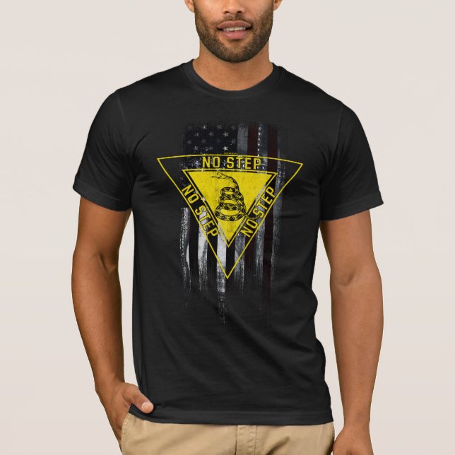 KEIN SCHRITT GADSDEN SNAKE AIRCRAFT AMERICAN FLAG T-Shirt (Vorderseite)