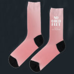 Keine kalte Füße Funny Pink Gradient Custom Bridal Socken<br><div class="desc">Freuen Sie sich auf maßgeschneiderte Bridalsocken für die zukünftige Braut - Kein Cold Feet in großer Typografie & individuelle Name auf weichem rosa Farbverlauf. Ideal für einen Junggeselinnen-Abschied oder ein Brautparty.</div>