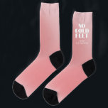 Keine kalte Füße Funny Pink Gradient Custom Bridal Socken<br><div class="desc">Freuen Sie sich auf maßgeschneiderte Bridalsocken für die zukünftige Braut - Kein Cold Feet in großer Typografie & individuelle Name auf weichem rosa Farbverlauf. Ideal für einen Junggeselinnen-Abschied oder ein Brautparty.</div>