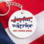 Keine Rückfahrt Warrior Typ USA Flag Herz White Schlüsselanhänger<br><div class="desc">Kein "Freudenkrieger" mehr. Nicht zurückgehen. Nicht mein Präsident. Mit diesem grafischen, patriotischen Acryl-Schlüsselanhänger stehen Sie der Demokratie und Ihren Mitfrauen zur Seite. Weiße marineblaue Kalligraphie, ein rotes "Nein"-Bar und ein rustikales Holz, das amerikanische Fahne überlagert einen weißen Hintergrund. Ändern Sie die Kopie, wenn Sie mit Ihrem Namen oder einer anderen...</div>