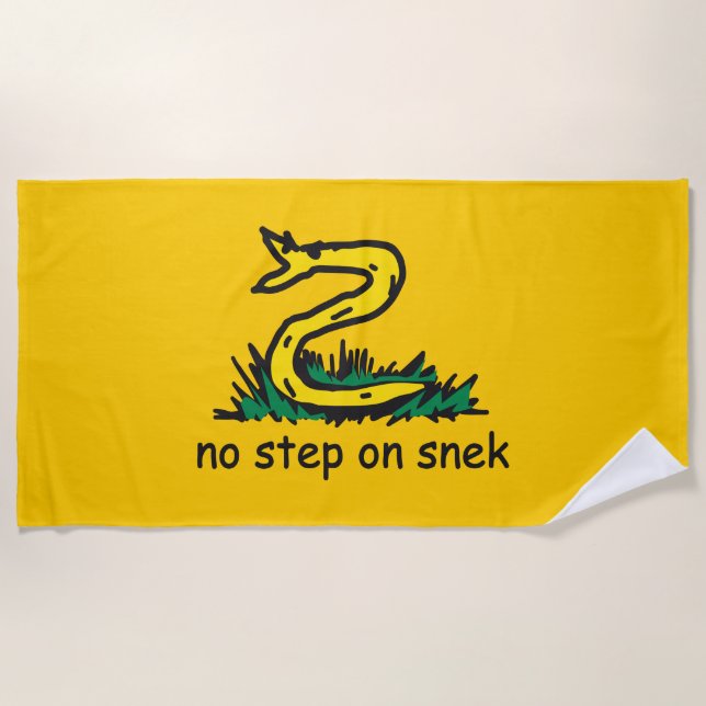 Keine Schritte auf snek memes Gadsden parody SnekR Strandtuch (Vorderseite)