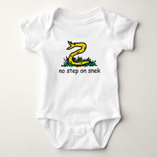 Keine Stufe auf Snek-Memes Gadsden-Parodie SnekRig Baby Strampler