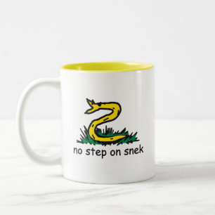 Keine Stufe auf Snek-Memes Gadsden-Parodie SnekRig Zweifarbige Tasse