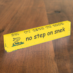 Keine Stufe für Snek Memes Gadsden SnekRechts gelb Namensplakette