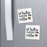 Keine Talkie vor Kaffee Spaß Magnet<br><div class="desc">Kann der Gedanke an eine kohärente Konversation nicht einmal ertragen,  bevor Ihr Morgen gebräunt? Lass diesem Magneten das Sprechen für dich. Design zeigt "No Talkie Before Coffee" in der handgeschriebenen schwarzen Typografie mit einer verschenkten Kaffeetasse-Illustration.</div>
