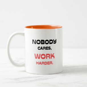 Keiner kümmert sich, Arbeit ist härter Zweifarbige Tasse