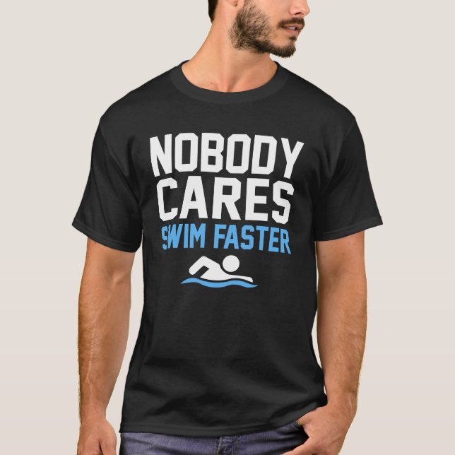 Keiner kümmert sich darum, schneller schwimmen zu  T-Shirt (Vorderseite)