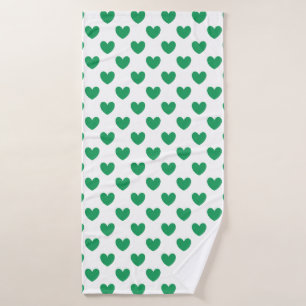 Kelly green polka herzen auf weiß badehandtuch
